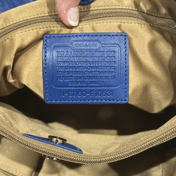 Elegant Blue Leather Handbag - Picture 6 of 6